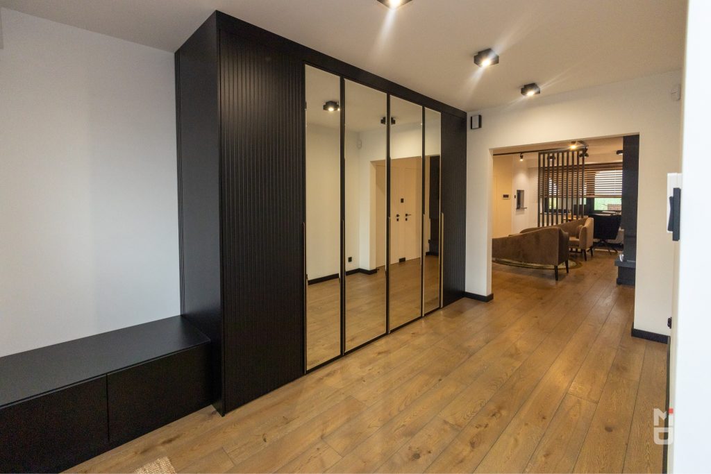 Szafy wnękowe na wymiar – dlaczego warto i co zaplanować przed zamówieniem?