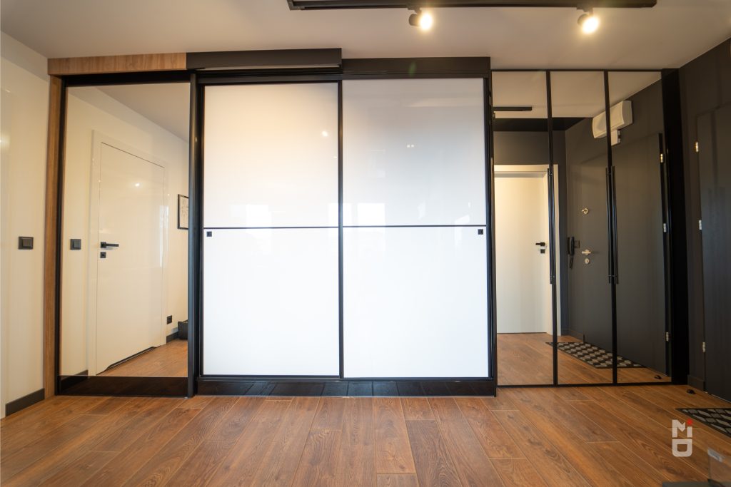 Szafy wnękowe na wymiar – dlaczego warto i co zaplanować przed zamówieniem?