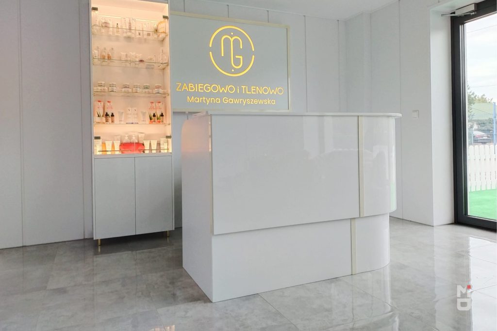 Recepcja, biurko, zabudowa – jak meble na wymiar wpływają na wizerunek firmy?