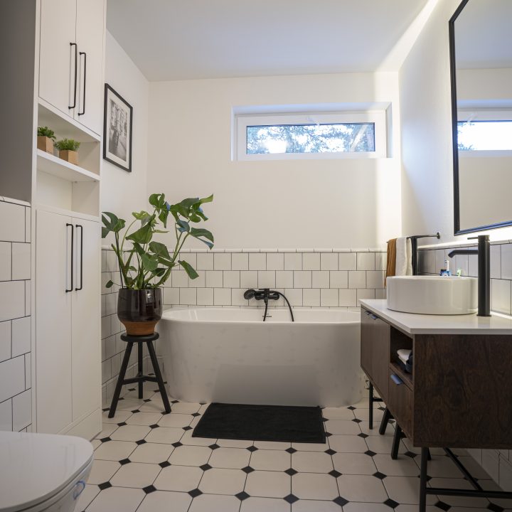 Dom w Józefowie - Kuchnia, łazienki, wiatrołap, sypialnia, szafy i meble fornirowane - meble na wymiar MiD Meble