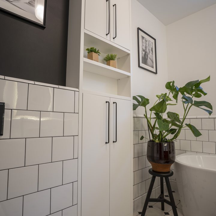 Dom w Józefowie - Kuchnia, łazienki, wiatrołap, sypialnia, szafy i meble fornirowane - meble na wymiar MiD Meble