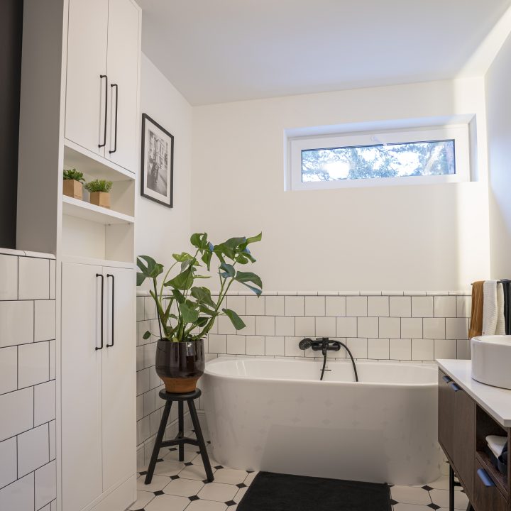 Dom w Józefowie - Kuchnia, łazienki, wiatrołap, sypialnia, szafy i meble fornirowane - meble na wymiar MiD Meble