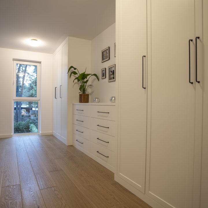 Dom w Józefowie - Kuchnia, łazienki, wiatrołap, sypialnia, szafy i meble fornirowane - meble na wymiar MiD Meble