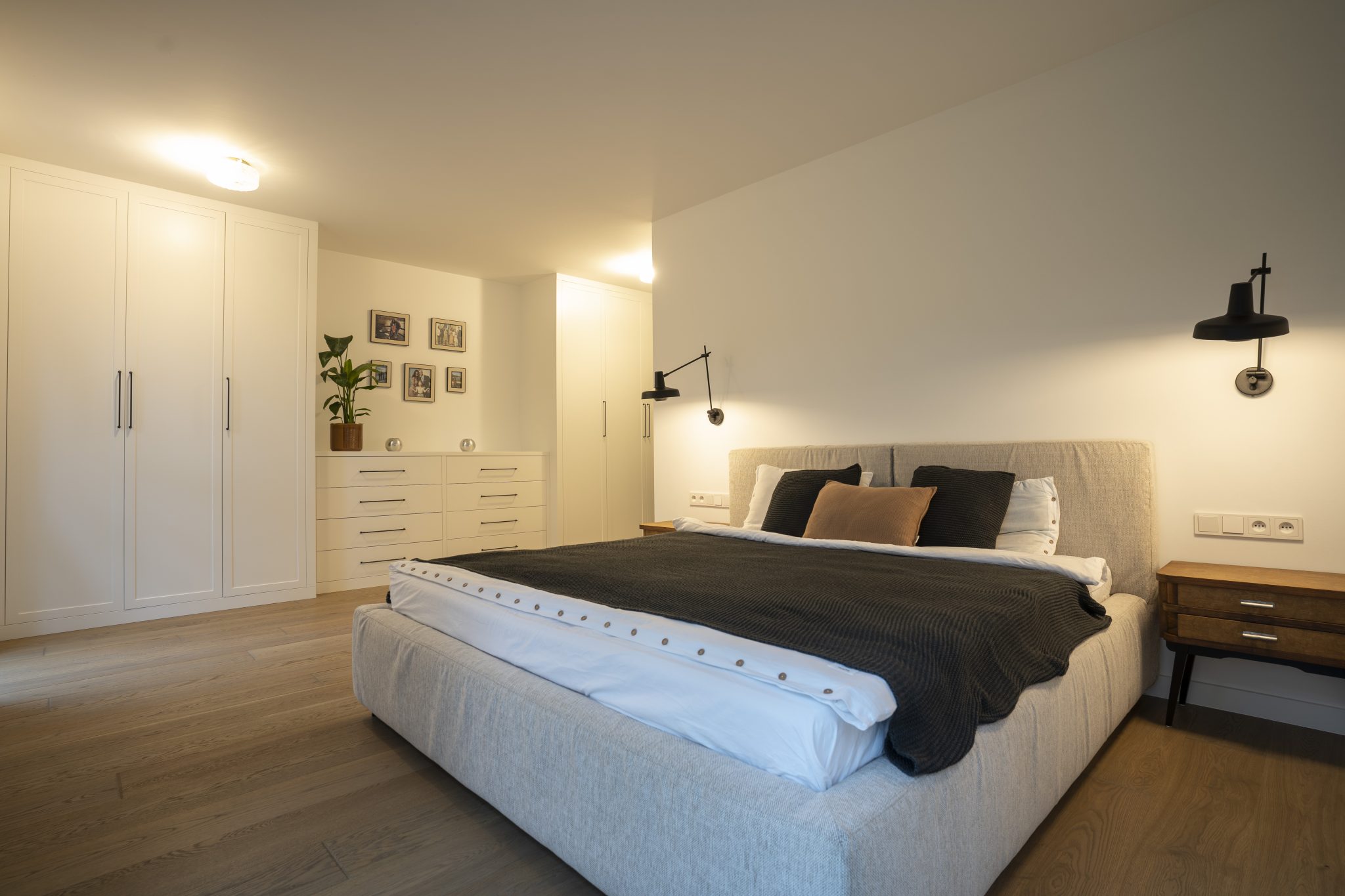 Dom w Józefowie - Kuchnia, łazienki, wiatrołap, sypialnia, szafy i meble fornirowane - meble na wymiar MiD Meble