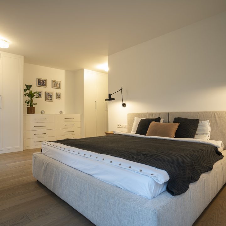 Dom w Józefowie - Kuchnia, łazienki, wiatrołap, sypialnia, szafy i meble fornirowane - meble na wymiar MiD Meble