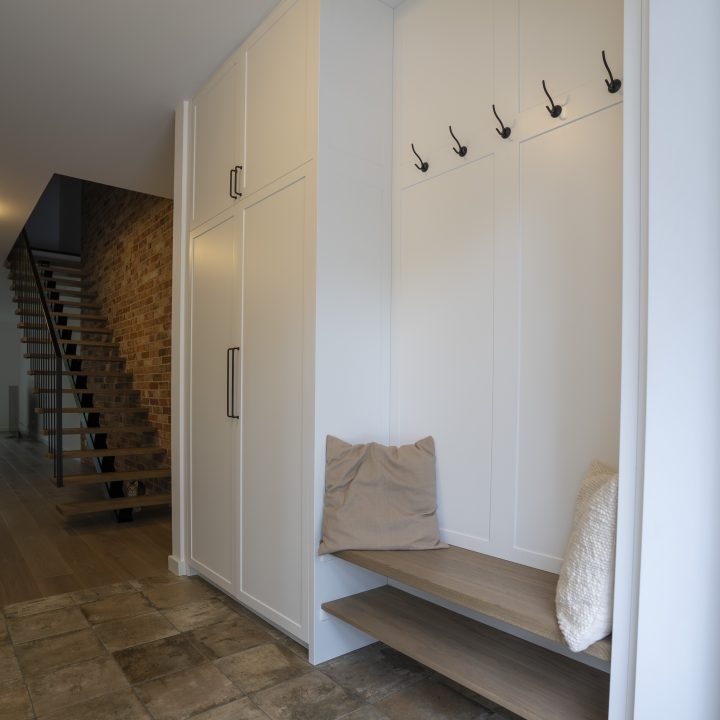 Dom w Józefowie - Kuchnia, łazienki, wiatrołap, sypialnia, szafy i meble fornirowane - meble na wymiar MiD Meble