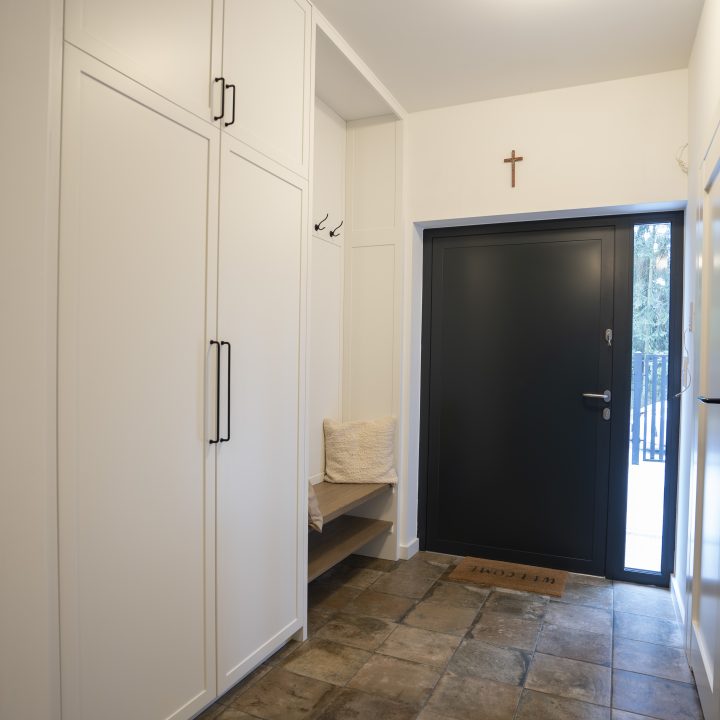 Dom w Józefowie - Kuchnia, łazienki, wiatrołap, sypialnia, szafy i meble fornirowane - meble na wymiar MiD Meble