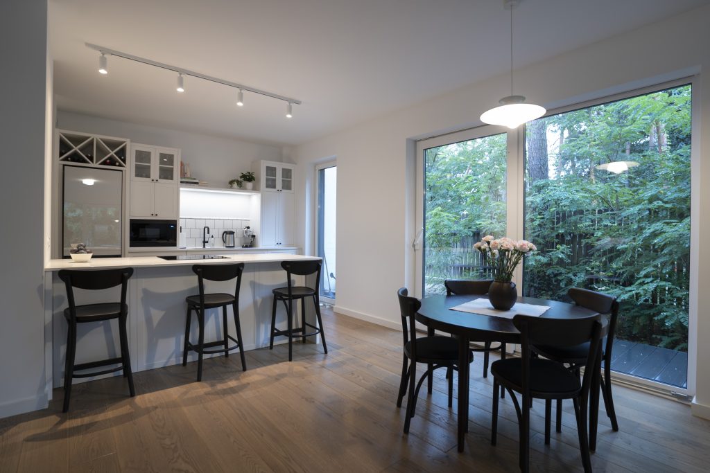 Dom w Józefowie - Kuchnia, łazienki, wiatrołap, sypialnia, szafy i meble fornirowane - meble na wymiar MiD Meble