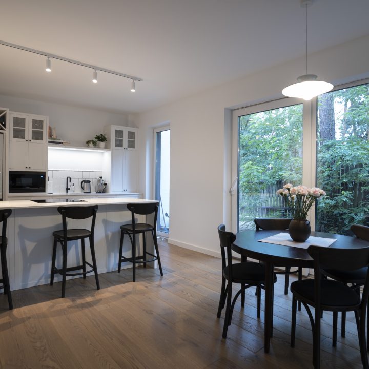 Dom w Józefowie - Kuchnia, łazienki, wiatrołap, sypialnia, szafy i meble fornirowane - meble na wymiar MiD Meble