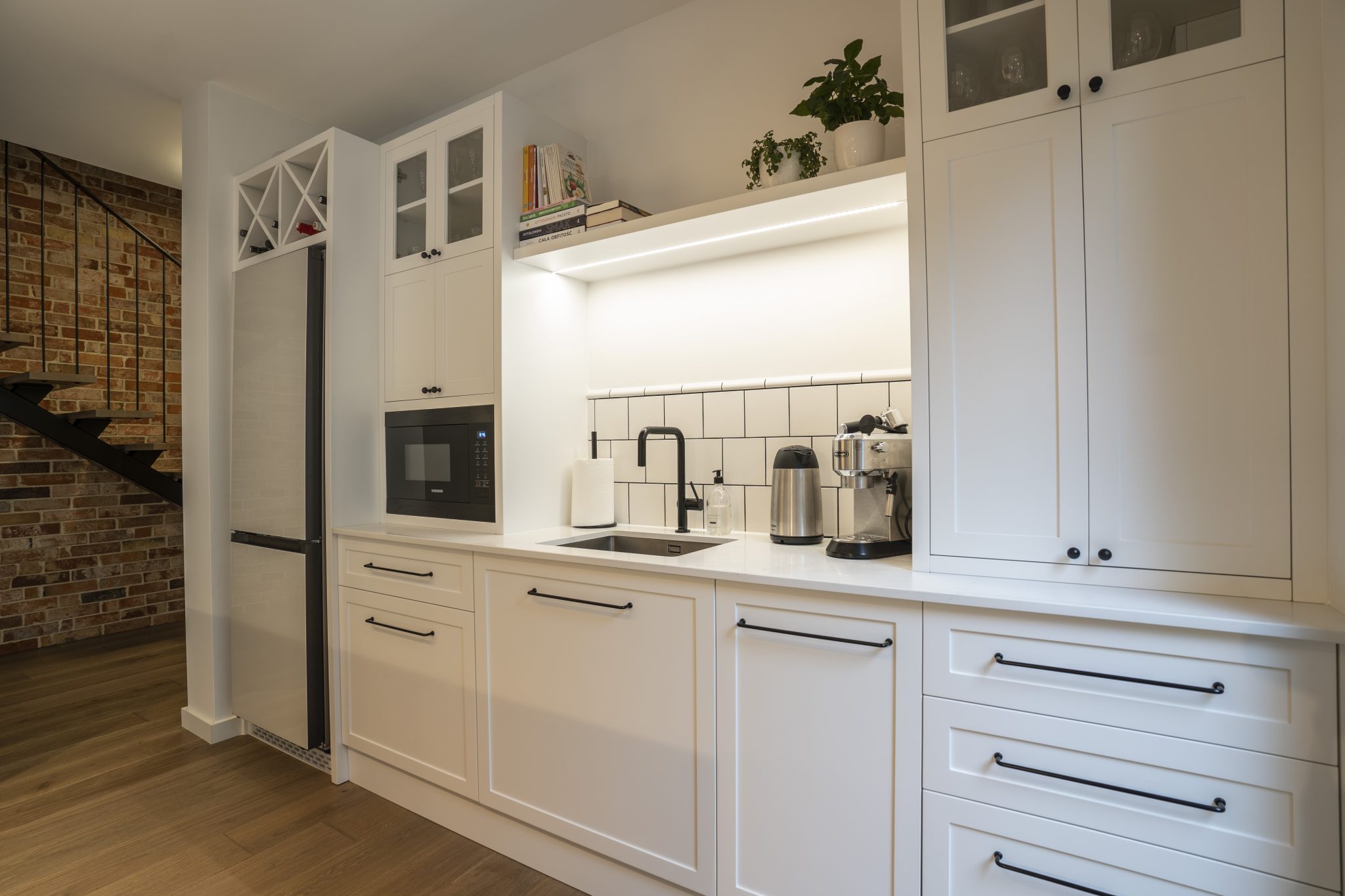 Dom w Józefowie - Kuchnia, łazienki, wiatrołap, sypialnia, szafy i meble fornirowane - meble na wymiar MiD Meble