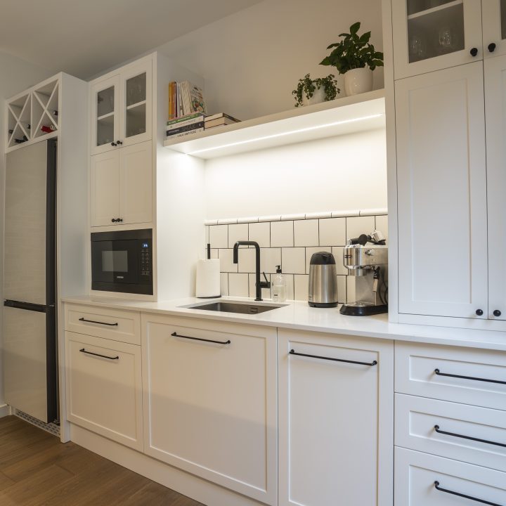 Dom w Józefowie - Kuchnia, łazienki, wiatrołap, sypialnia, szafy i meble fornirowane - meble na wymiar MiD Meble