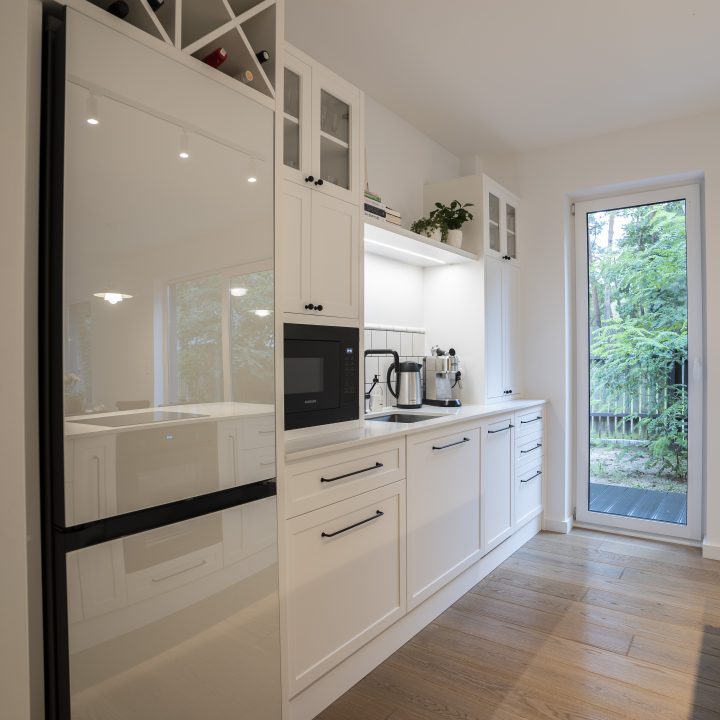 Dom w Józefowie - Kuchnia, łazienki, wiatrołap, sypialnia, szafy i meble fornirowane - meble na wymiar MiD Meble