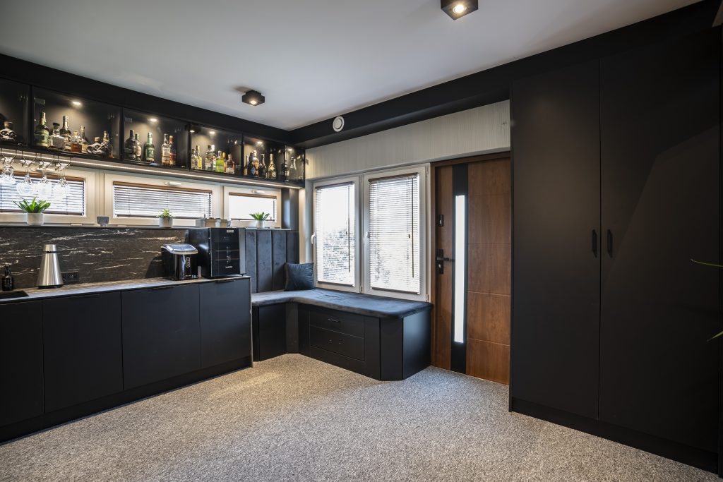 Aneks kuchenny z siedziskiem, chłodziarka do wina, zabudowa szafy i wentylacji - MiD Prestige