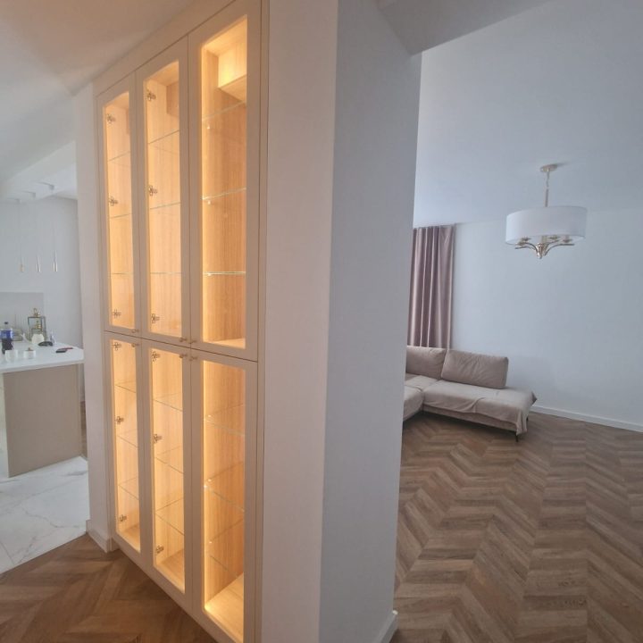 Witryna z podświetleniem i szafa do przedpokoju – meble na wymiar Kałuszyn | MiD Meble