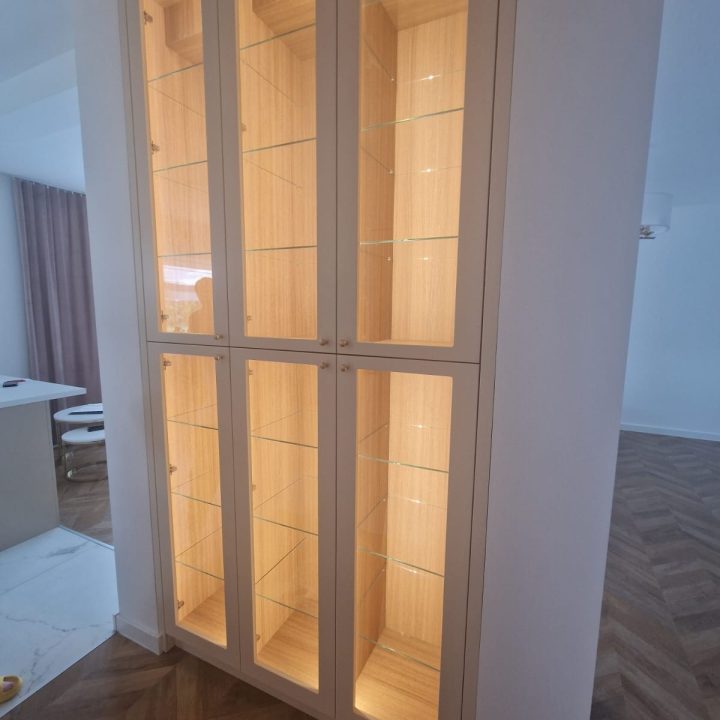 Witryna z podświetleniem i szafa do przedpokoju – meble na wymiar Kałuszyn | MiD Meble