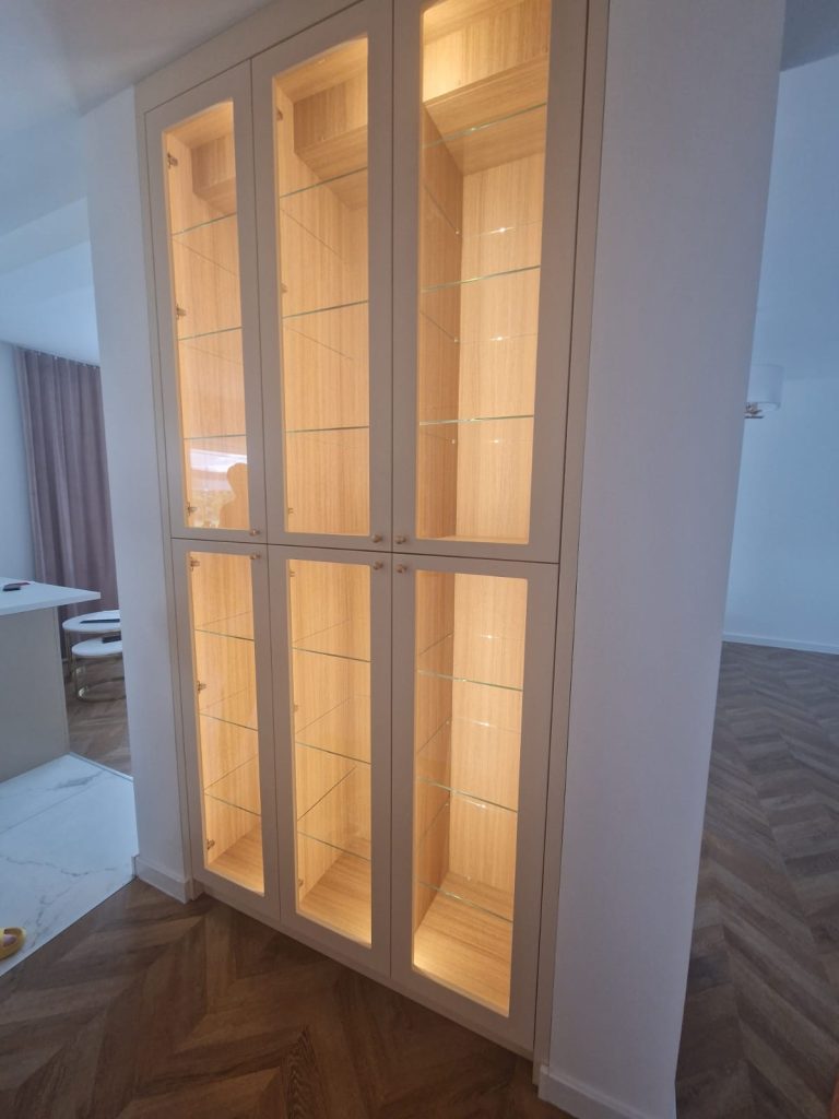 Witryna z podświetleniem i szafa do przedpokoju – meble na wymiar Kałuszyn | MiD Meble