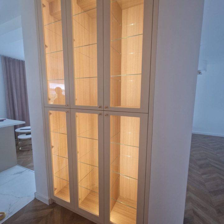 Witryna z podświetleniem i szafa do przedpokoju – meble na wymiar Kałuszyn | MiD Meble