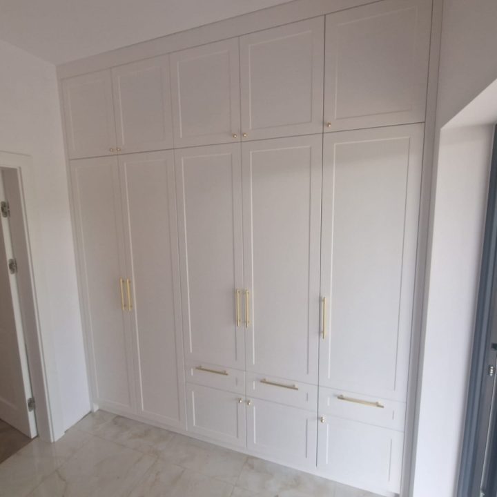 Witryna z podświetleniem i szafa do przedpokoju – meble na wymiar Kałuszyn | MiD Meble