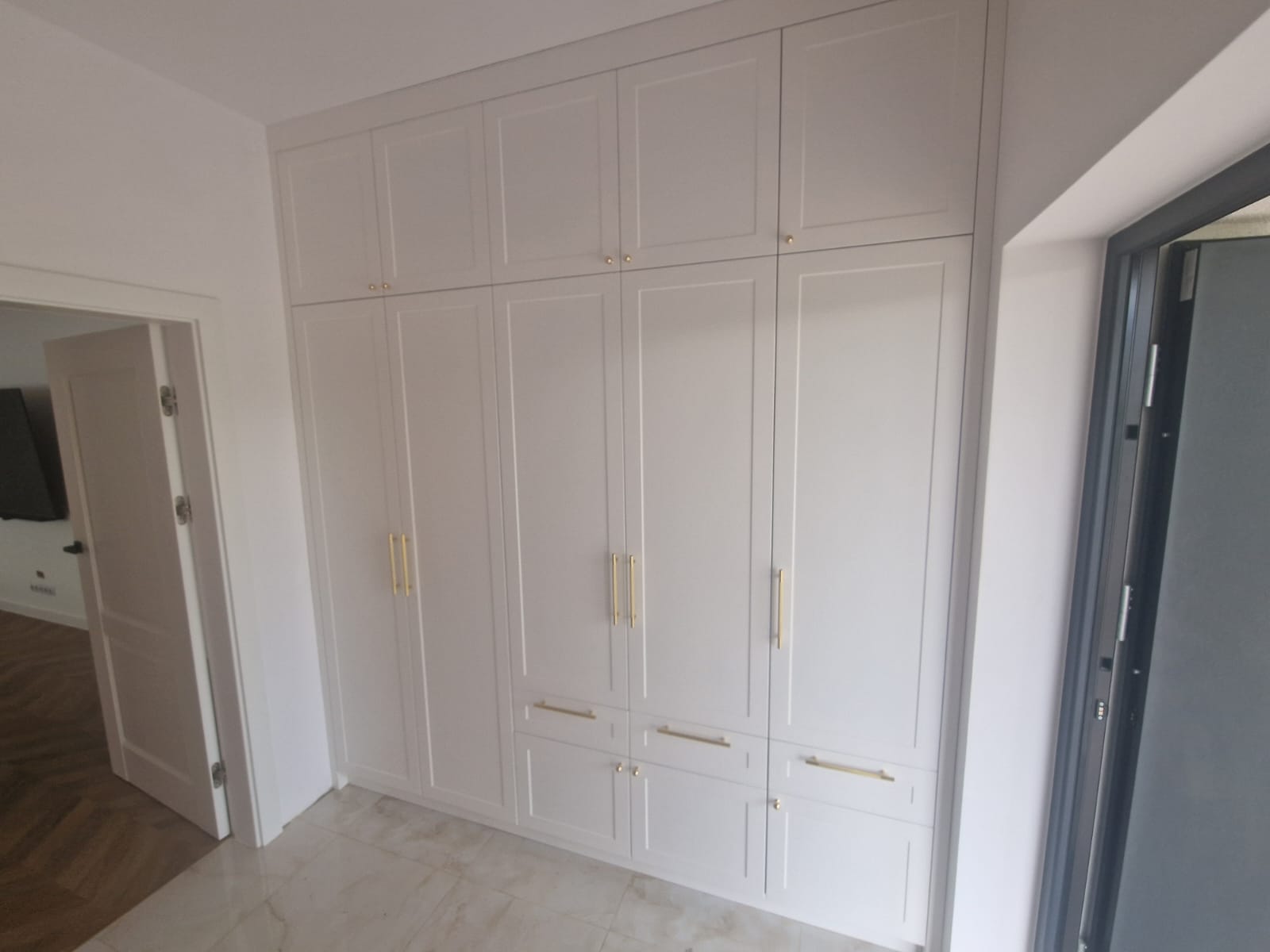 Witryna z podświetleniem i szafa do przedpokoju – meble na wymiar Kałuszyn | MiD Meble