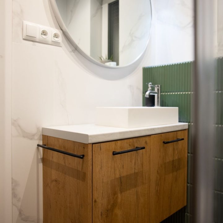 Meble na wymiar w domu w Kazimierzu – kuchnia, łazienki i zabudowa pod schodami | MiD Meble