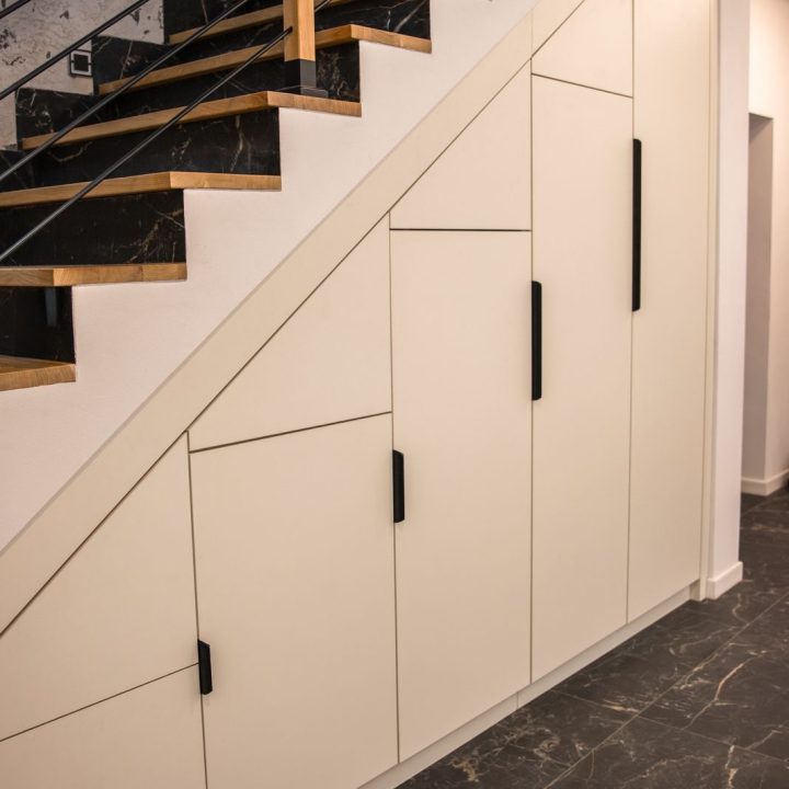 Meble na wymiar w domu w Kazimierzu – kuchnia, łazienki i zabudowa pod schodami | MiD Meble