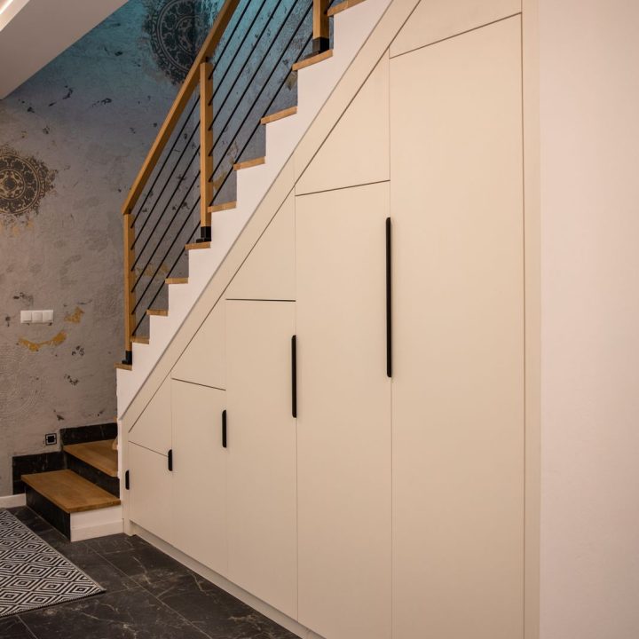 Meble na wymiar w domu w Kazimierzu – kuchnia, łazienki i zabudowa pod schodami | MiD Meble