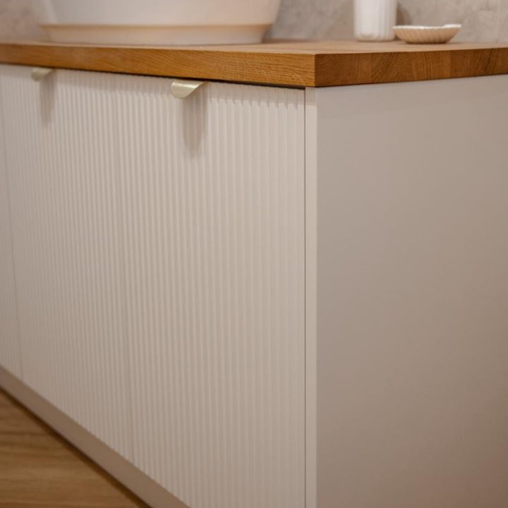 Meble na wymiar w domu w Kazimierzu – kuchnia, łazienki i zabudowa pod schodami | MiD Meble