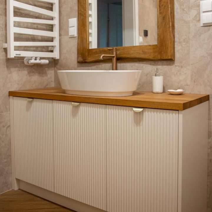 Meble na wymiar w domu w Kazimierzu – kuchnia, łazienki i zabudowa pod schodami | MiD Meble