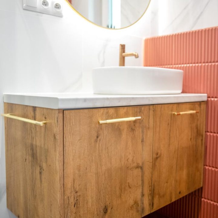 Meble na wymiar w domu w Kazimierzu – kuchnia, łazienki i zabudowa pod schodami | MiD Meble