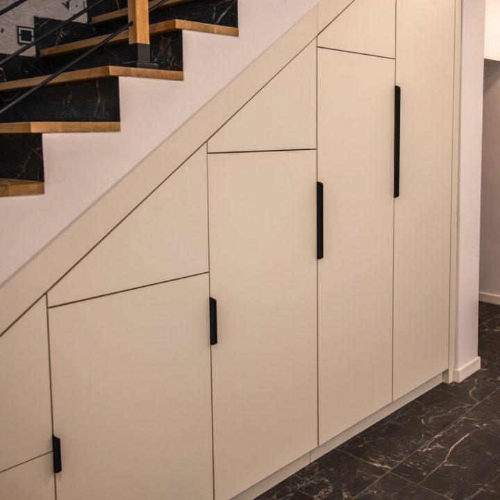 Meble na wymiar w domu w Kazimierzu – kuchnia, łazienki i zabudowa pod schodami | MiD Meble