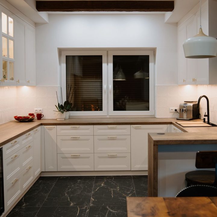 Meble na wymiar w domu w Kazimierzu – kuchnia, łazienki i zabudowa pod schodami | MiD Meble