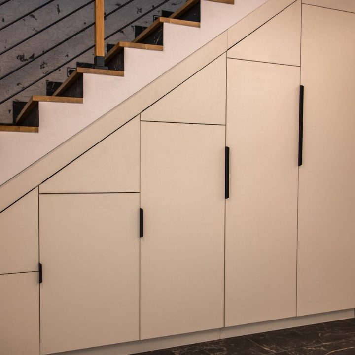 Meble na wymiar w domu w Kazimierzu – kuchnia, łazienki i zabudowa pod schodami | MiD Meble