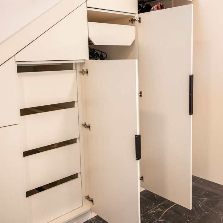 Meble na wymiar w domu w Kazimierzu – kuchnia, łazienki i zabudowa pod schodami | MiD Meble