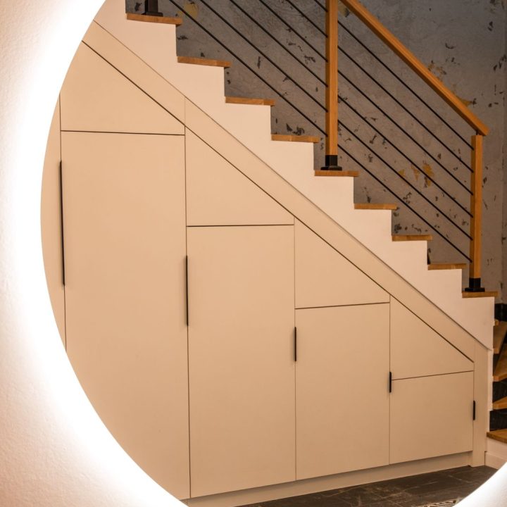 Meble na wymiar w domu w Kazimierzu – kuchnia, łazienki i zabudowa pod schodami | MiD Meble