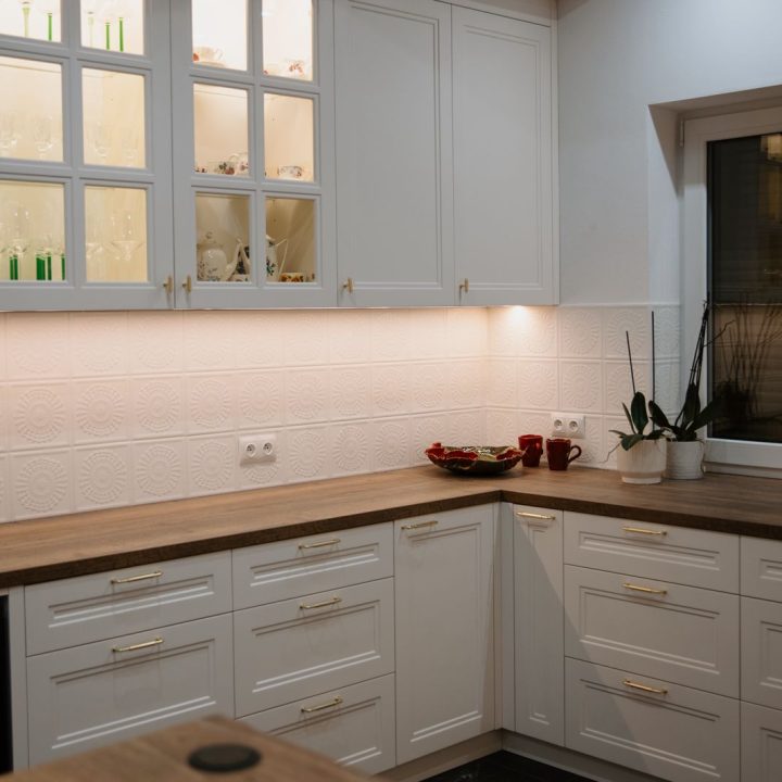 Meble na wymiar w domu w Kazimierzu – kuchnia, łazienki i zabudowa pod schodami | MiD Meble