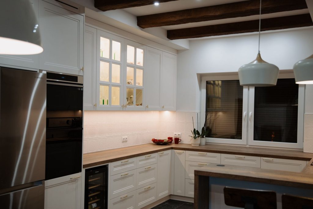 Meble na wymiar w domu w Kazimierzu – kuchnia, łazienki i zabudowa pod schodami | MiD Meble