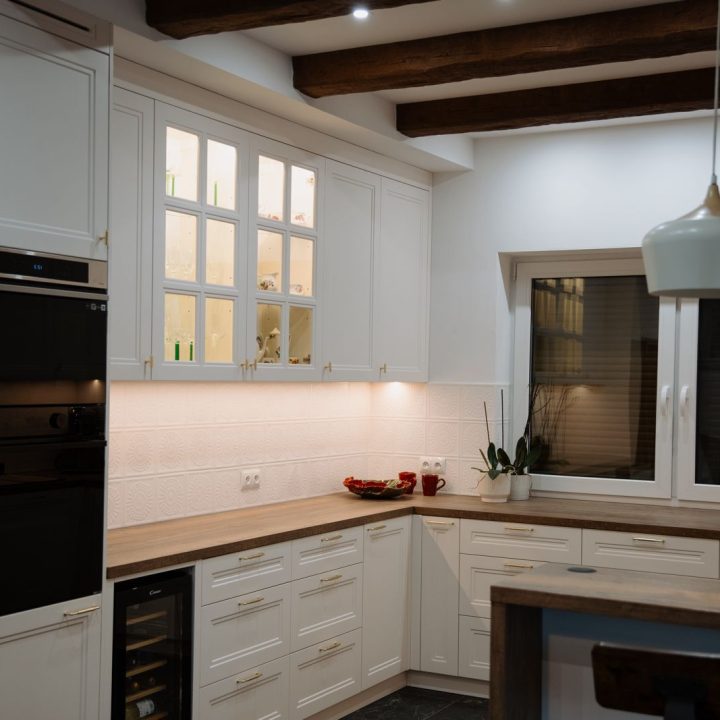 Meble na wymiar w domu w Kazimierzu – kuchnia, łazienki i zabudowa pod schodami | MiD Meble