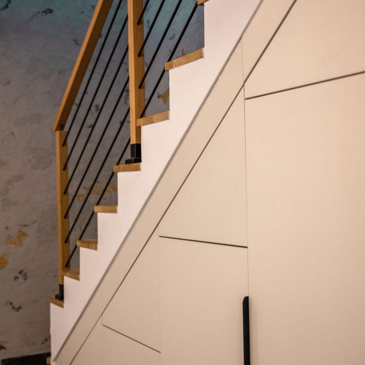 Meble na wymiar w domu w Kazimierzu – kuchnia, łazienki i zabudowa pod schodami | MiD Meble