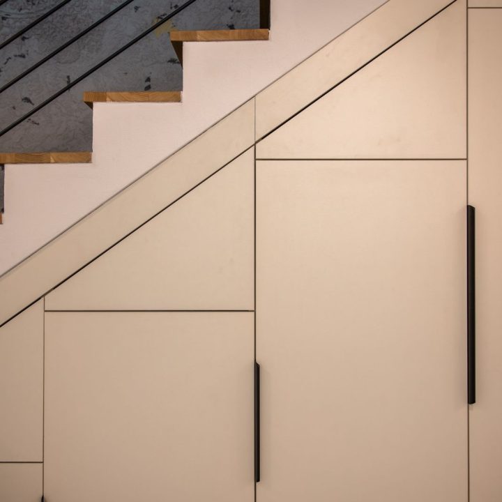 Meble na wymiar w domu w Kazimierzu – kuchnia, łazienki i zabudowa pod schodami | MiD Meble