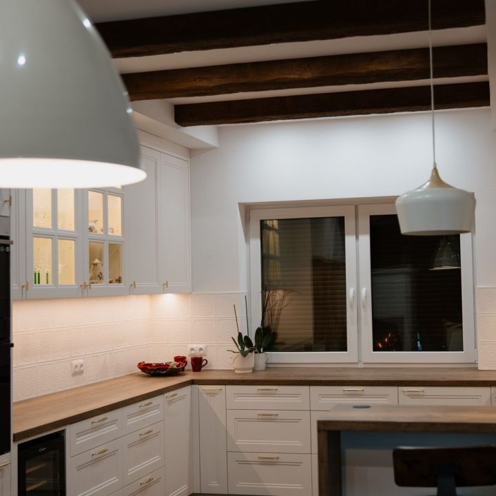 Meble na wymiar w domu w Kazimierzu – kuchnia, łazienki i zabudowa pod schodami | MiD Meble