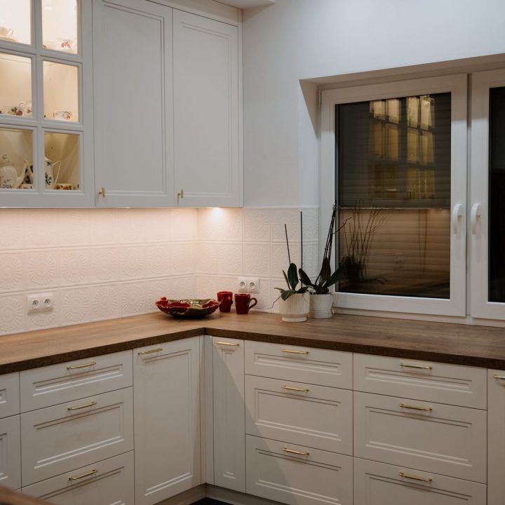 Meble na wymiar w domu w Kazimierzu – kuchnia, łazienki i zabudowa pod schodami | MiD Meble