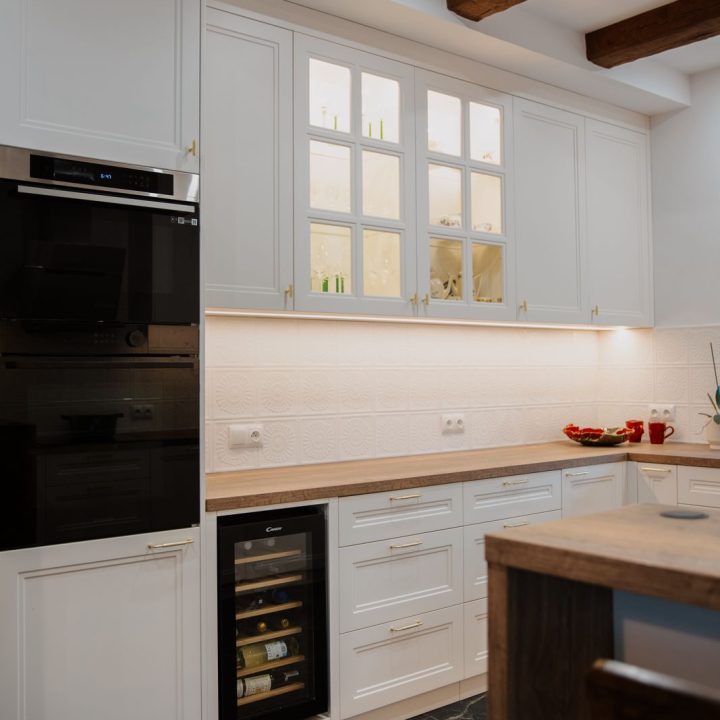 Meble na wymiar w domu w Kazimierzu – kuchnia, łazienki i zabudowa pod schodami | MiD Meble