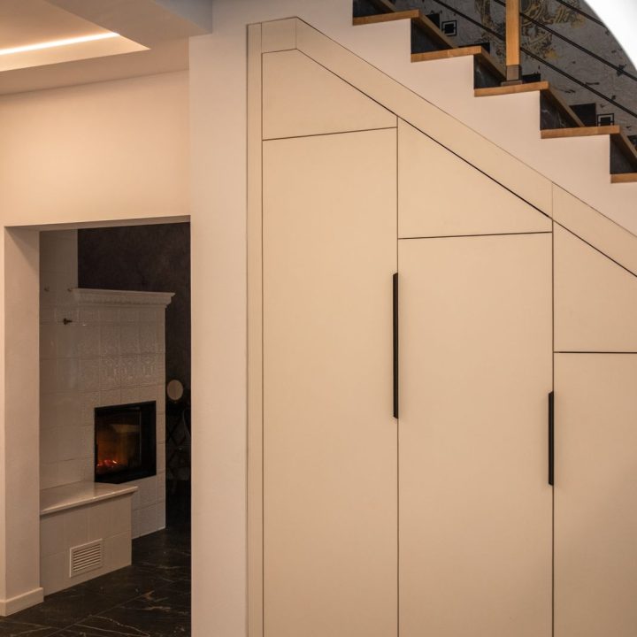 Meble na wymiar w domu w Kazimierzu – kuchnia, łazienki i zabudowa pod schodami | MiD Meble