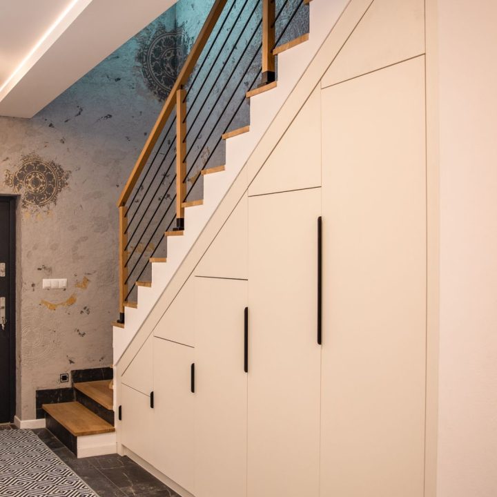 Meble na wymiar w domu w Kazimierzu – kuchnia, łazienki i zabudowa pod schodami | MiD Meble