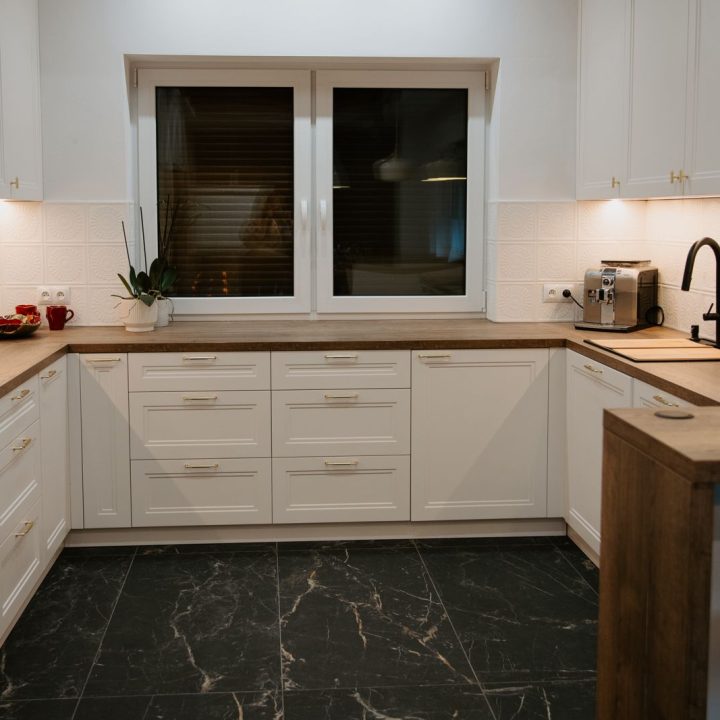 Meble na wymiar w domu w Kazimierzu – kuchnia, łazienki i zabudowa pod schodami | MiD Meble