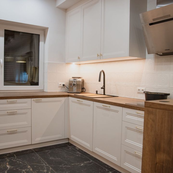 Meble na wymiar w domu w Kazimierzu – kuchnia, łazienki i zabudowa pod schodami | MiD Meble