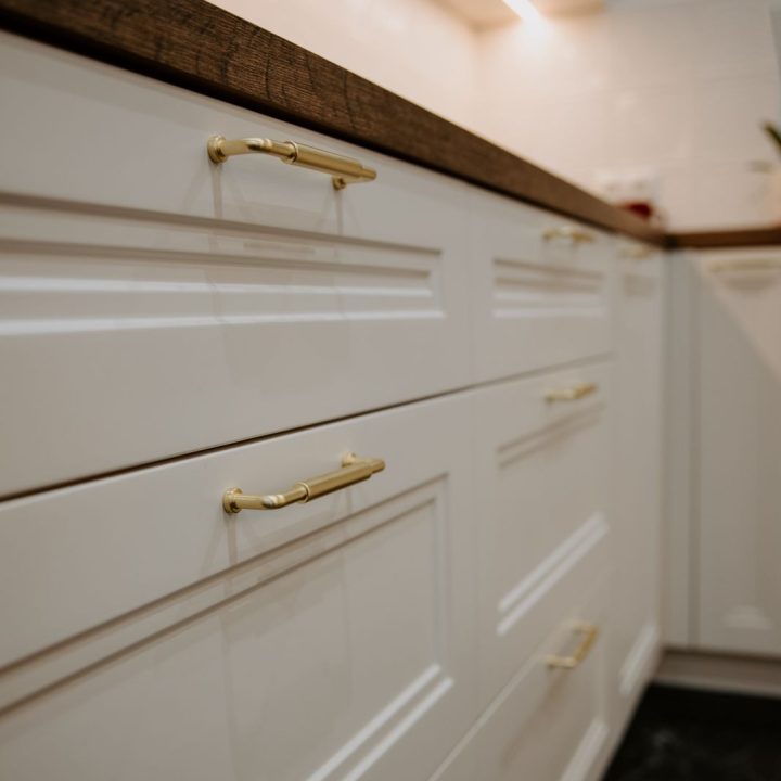 Meble na wymiar w domu w Kazimierzu – kuchnia, łazienki i zabudowa pod schodami | MiD Meble