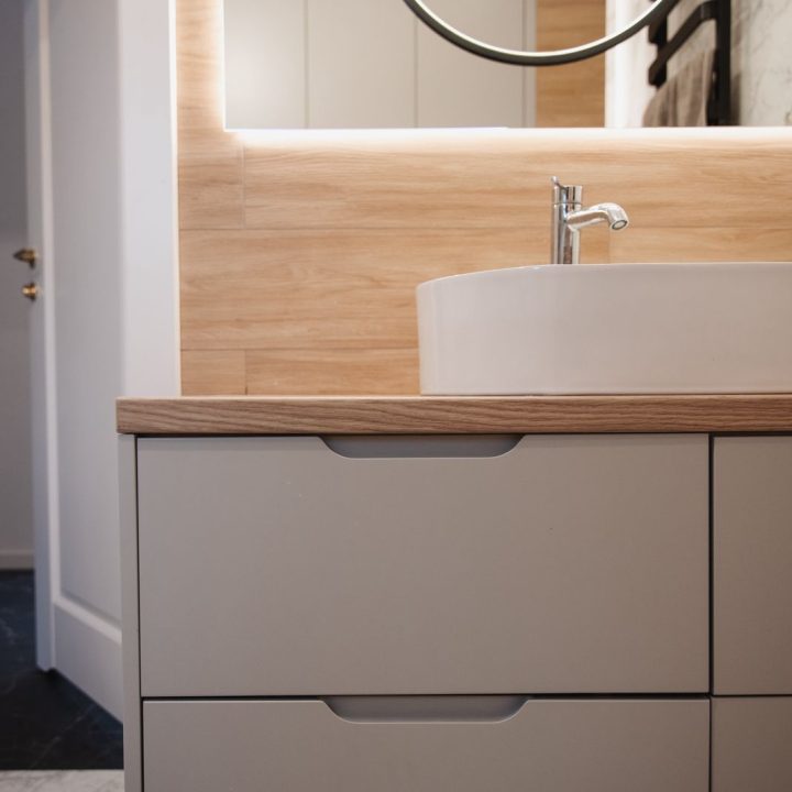 Meble na wymiar w domu w Kazimierzu – kuchnia, łazienki i zabudowa pod schodami | MiD Meble