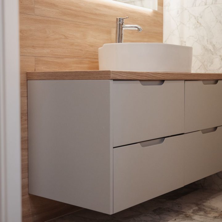 Meble na wymiar w domu w Kazimierzu – kuchnia, łazienki i zabudowa pod schodami | MiD Meble