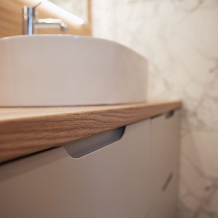 Meble na wymiar w domu w Kazimierzu – kuchnia, łazienki i zabudowa pod schodami | MiD Meble